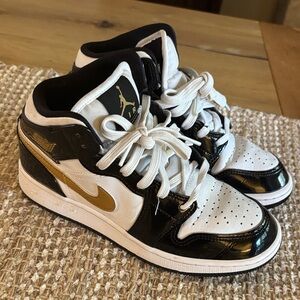 NIKE air Jordon 1 Mid (Black/white/metallic gold/ patent leather panels